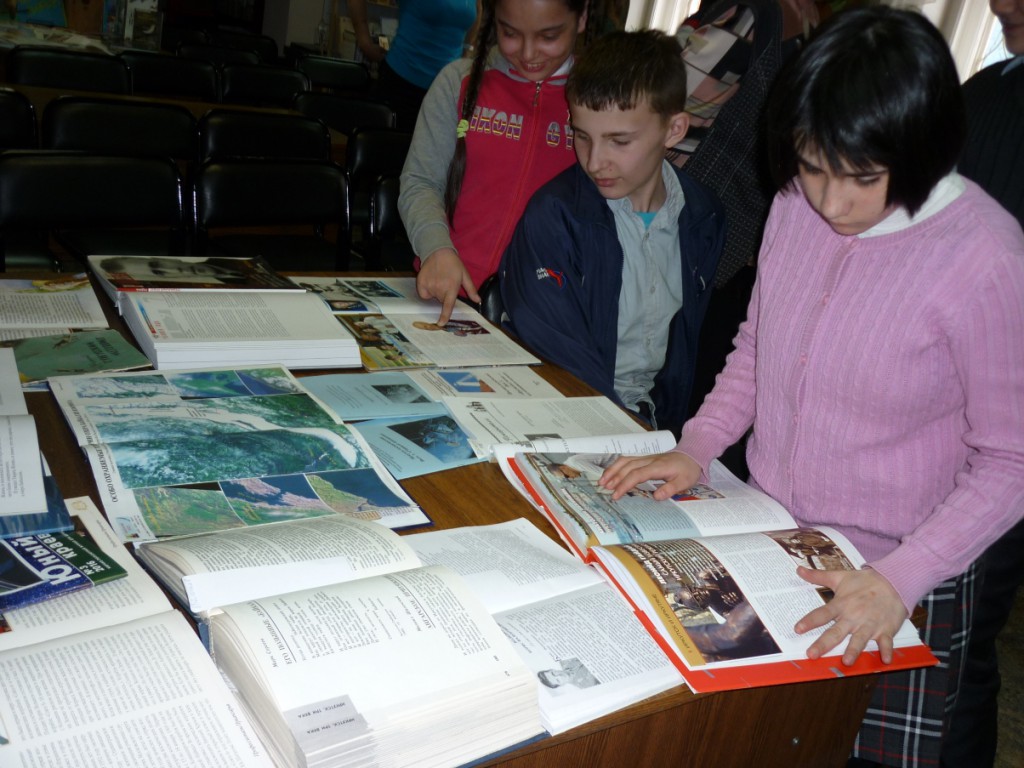 Книжная выставка книги День космонавтики 12 апреля Иркутская областная библиотека имени Марка Сергеева День космонавтики школьники мероприятие