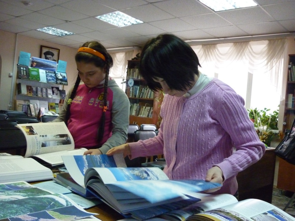 Книжная выставка книги День космонавтики 12 апреля Иркутская областная библиотека имени Марка Сергеева День космонавтики школьники мероприятие