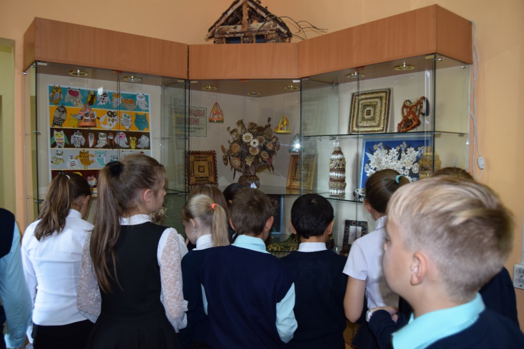 Иркутская областная детская библиотека имени Марка Сергеева книги выставка поделки природный материал детские дети