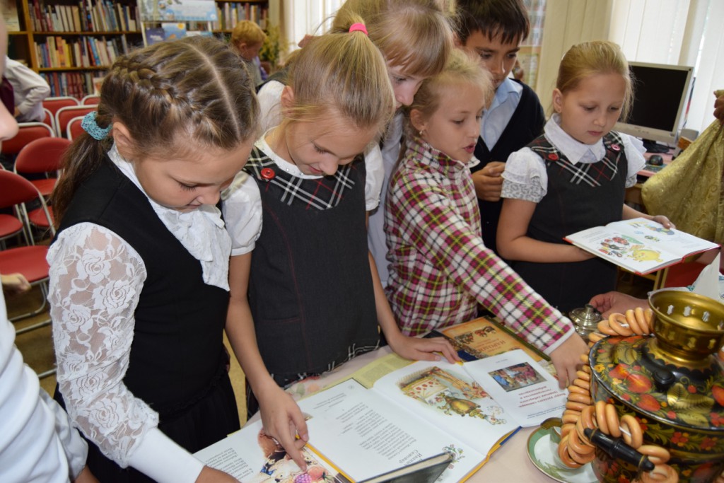 Иркутская областная детская библиотека имени Марка Сергеева книги Иркутск дети школьники встречи мероприятия Радуга дружбы