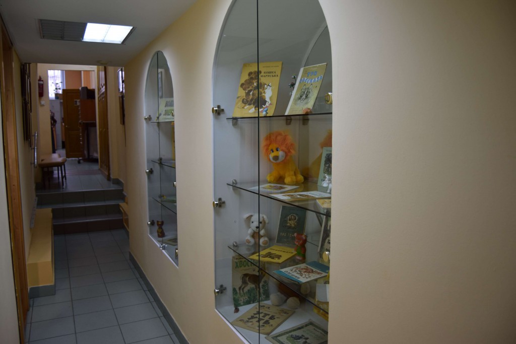 Мркутская областная детская библиотека имени Марка Сергеева читатели дети школьники книги Евгений Чарушин писатель художник выставка