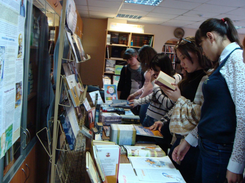 Учащиеся Книги Выставка Иркутская областная детская библиотека имени Марка Сергеева Валентин Распутин