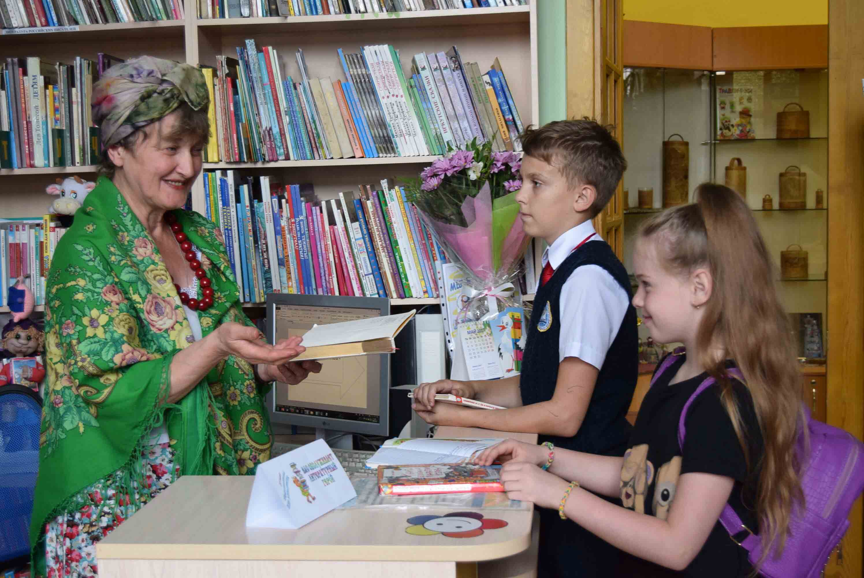 Библиотека иркутской области. Иркутская областная детская библиотека. Фото детей в библиотеке 9 мая.