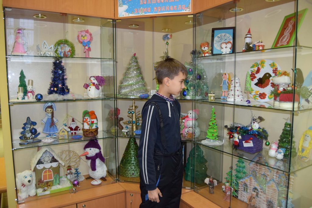 поделки детей выставка новогодняя Иркутская областная детская библиотека им. Марка Сергеева