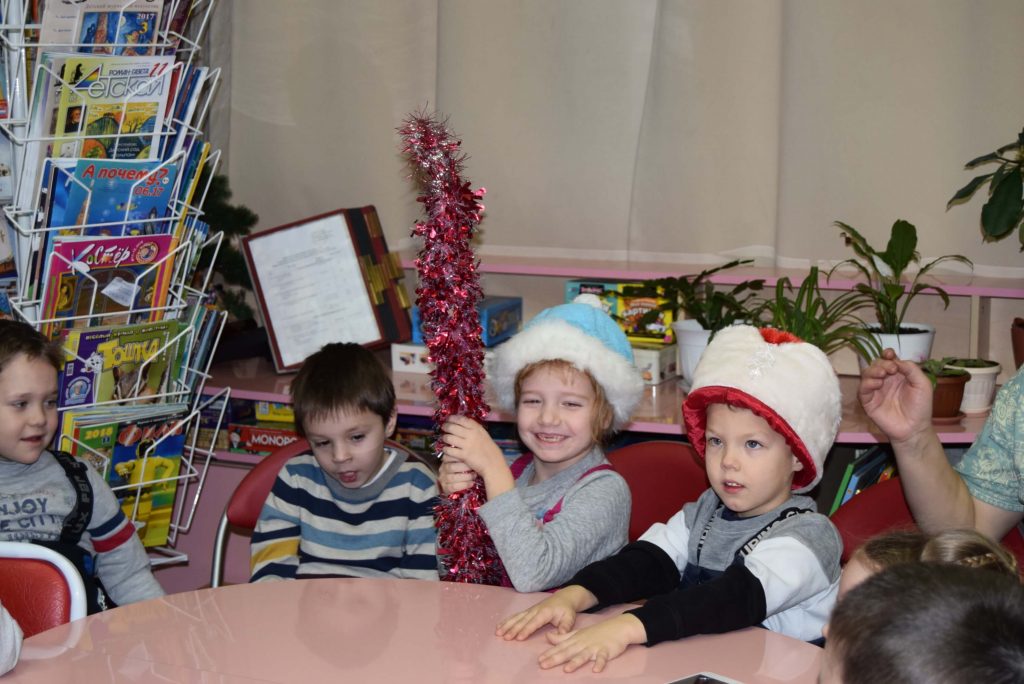 дети в шапке Деда Мороза и Снегурочки