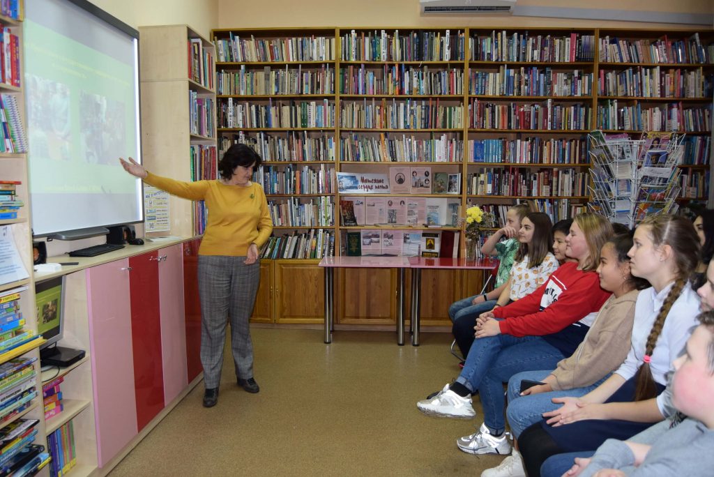 лектор экран изображение читатели дети книги зал